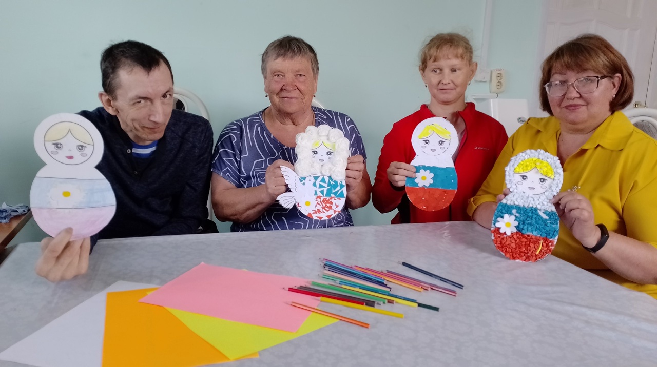 В Социально реабилитационной службе для граждан пожилого возраста и инвалидов к празднованию Дня России проведен мастер - класс в технике аппликация на тему "Флаг России" в виде матрешки. 