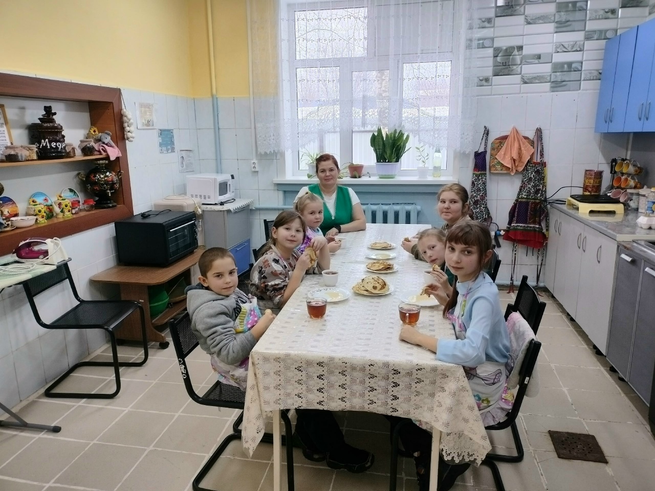 В отделении по работе с семьей и детьми для ребят, посещающих группу кратковременного присмотра прошло занятие на кухне, посвящённое традиционному русскому празднику Масленица.