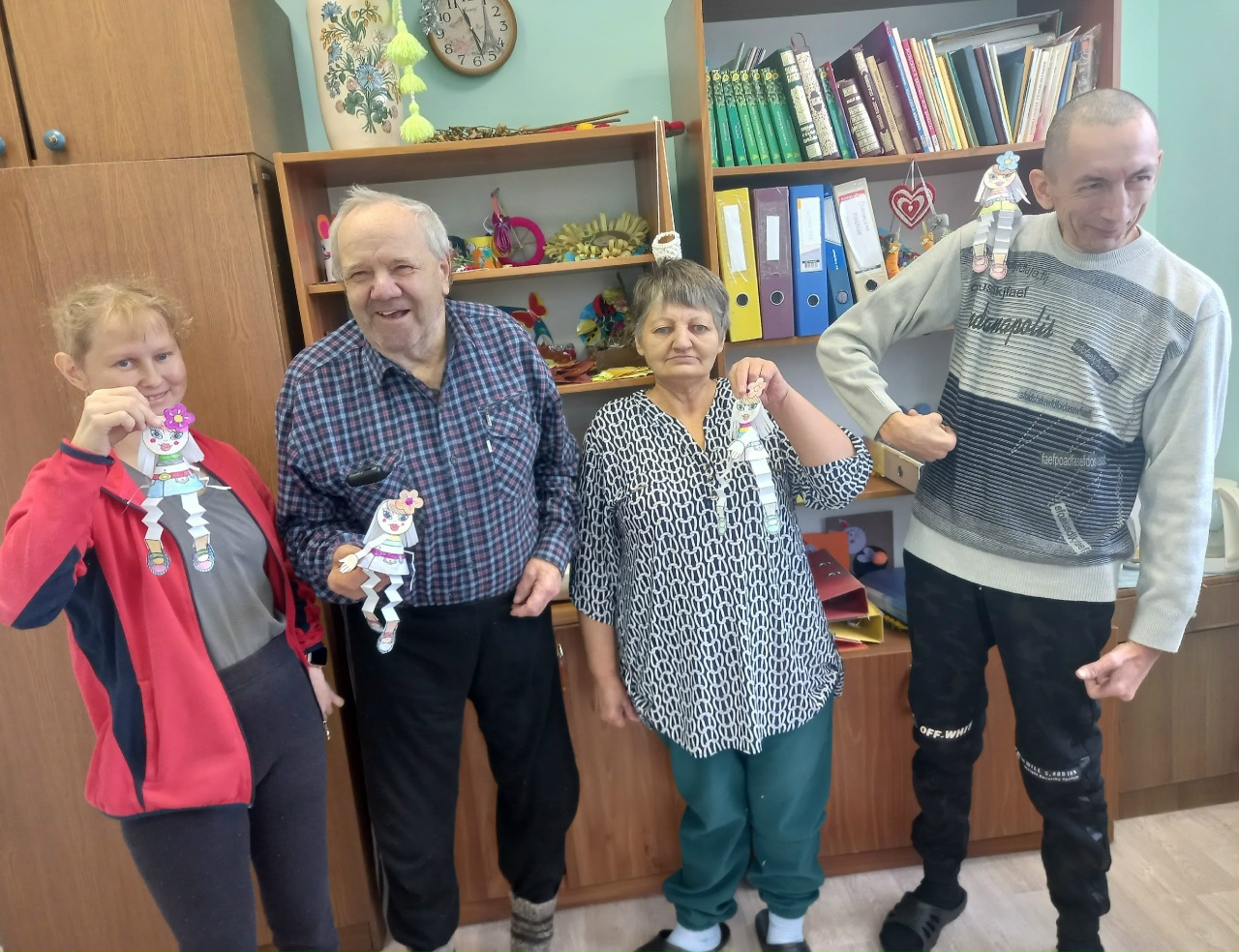 В социально-реабилитационной службе прошел мастер-класс по созданию бумажных кукол. 