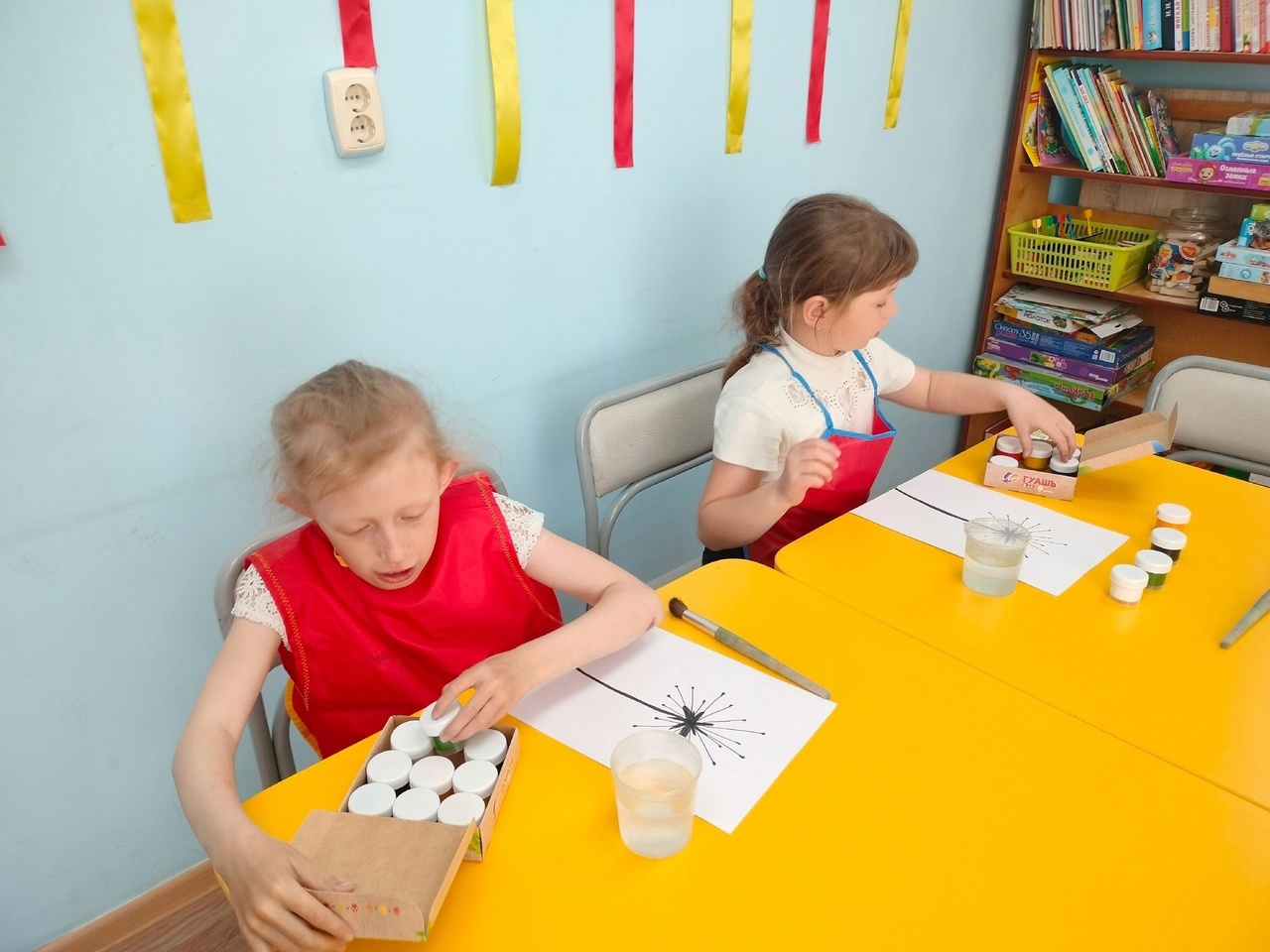 Нетрадиционное рисование разноцветного одуванчика пальчиками