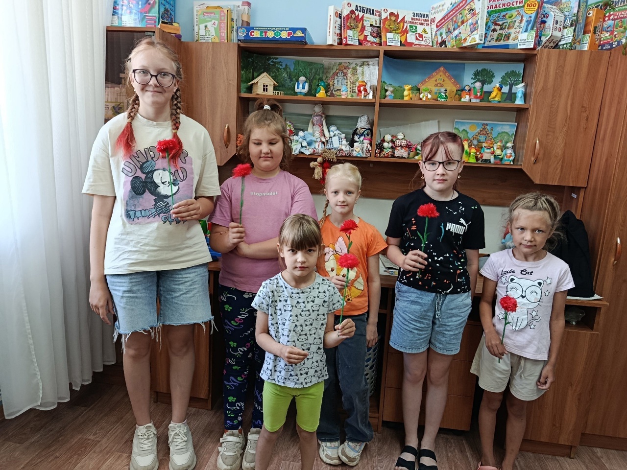 На кануне Дня памяти и скорби прошел трогательный мастер-класс для ребят, посещающих Площадку детства, посвящённый изготовлению бумажных гвоздик — символа памяти о героях Великой Отечественной войны и всех, кто отдал свою жизнь за мир.