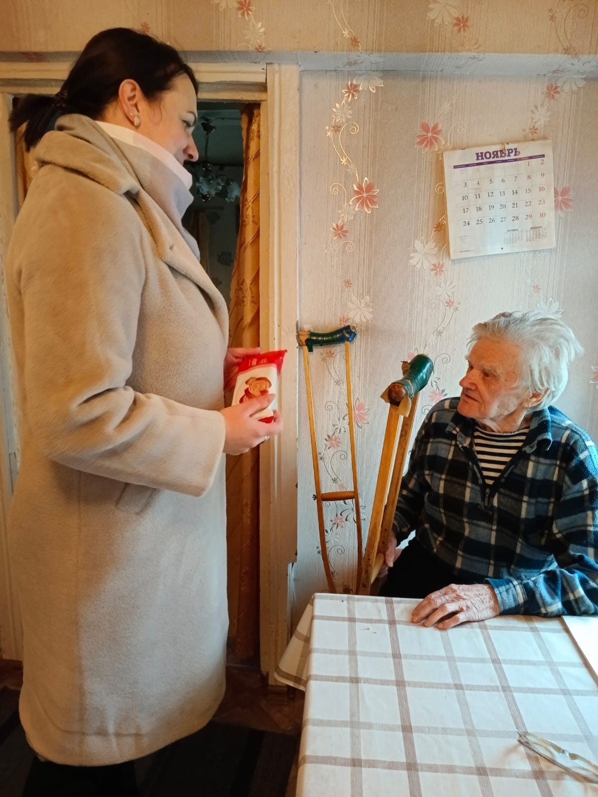 В дни Декады инвалидов сотрудники отделения социального обслуживания на дому граждан пожилого возраста и инвалидов традиционно с визитом внимания посетили получателей социальных услуг на дому с инвалидностью.