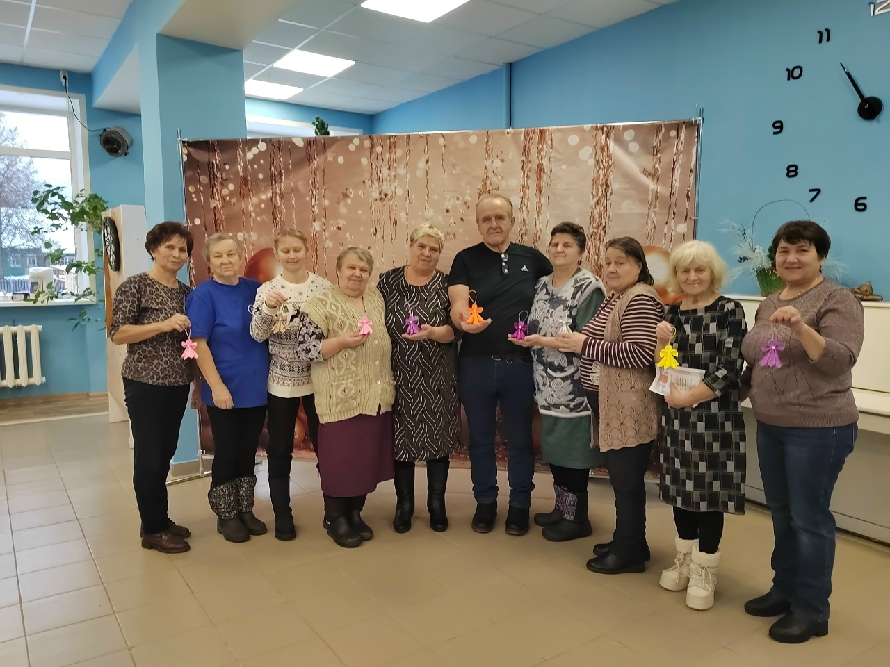 3 декабря, «серебряный» волонтер, Сидорова Галина Николаевна, провела мастер-класс «Рождественский ангел»