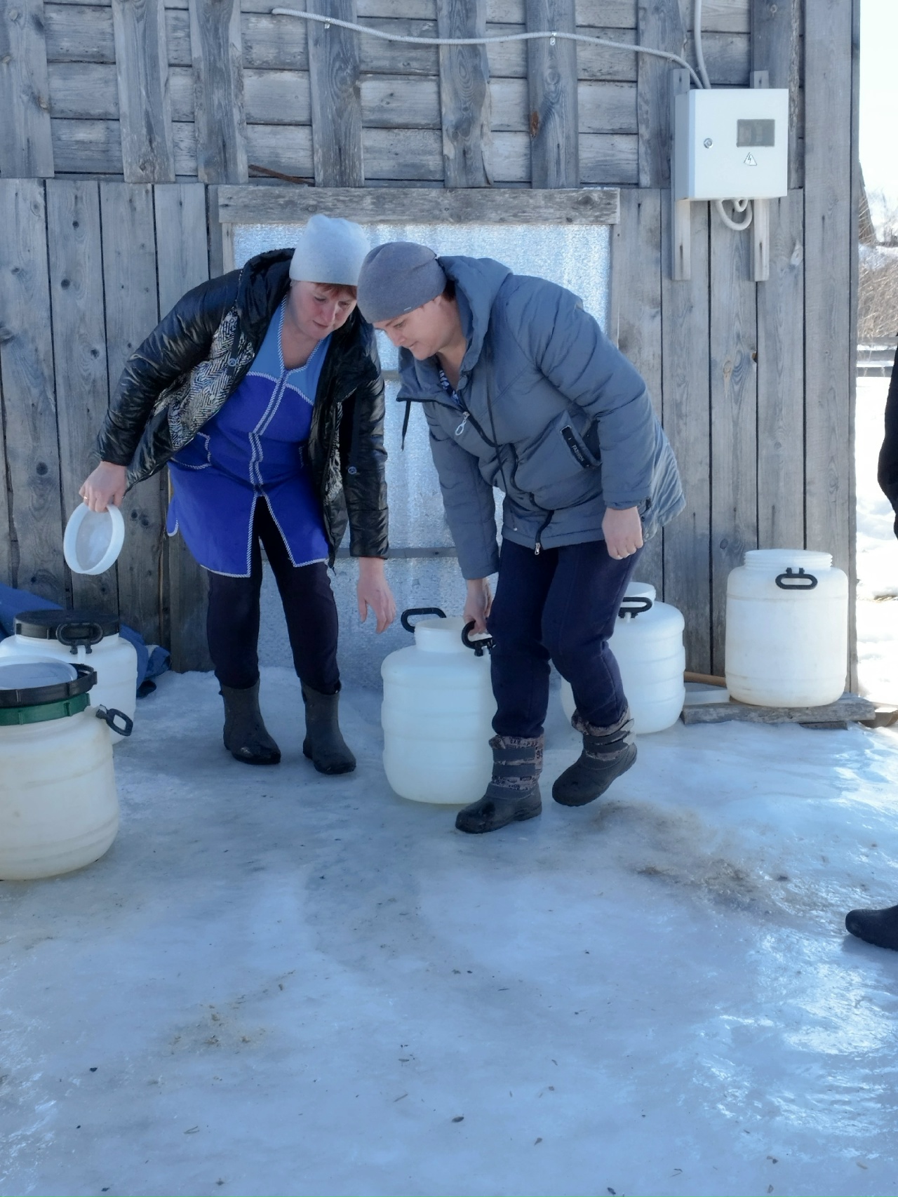 Одной из форм социального обслуживания на дому является обслуживание командой (бригадой) социальных работников.