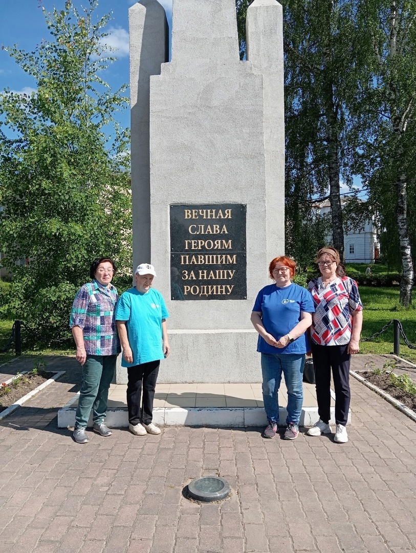 В преддверии Дня памяти и скорби «серебряные» волонтёры отряда «Луч надежды» из Бабушкинского округа привели в порядок территорию у мемориала славы.