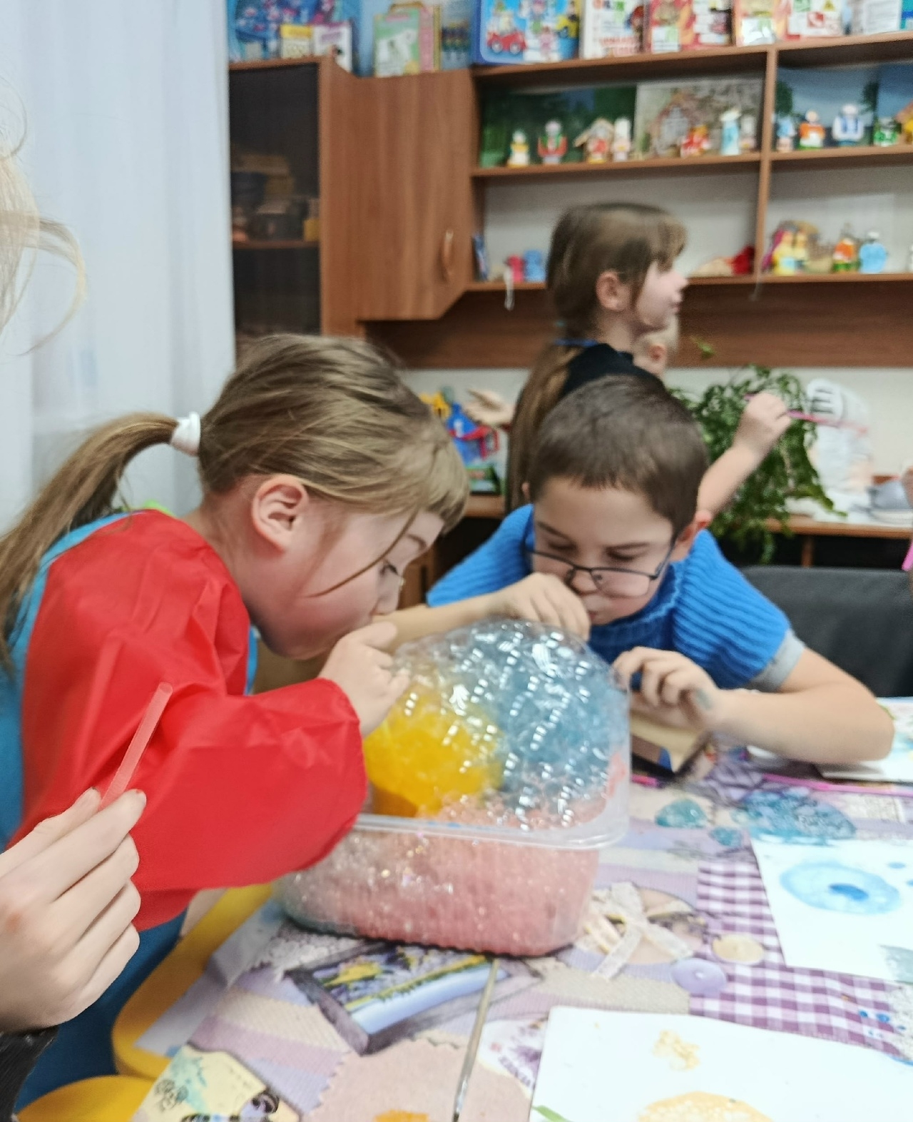 Соревнования по надуванию пены из мыльных пузырей