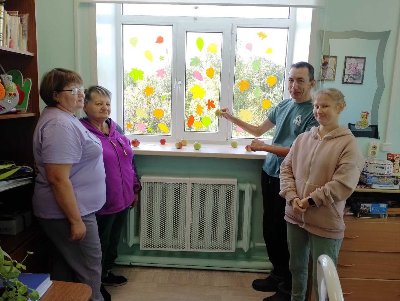 Украшение окна листьями осени