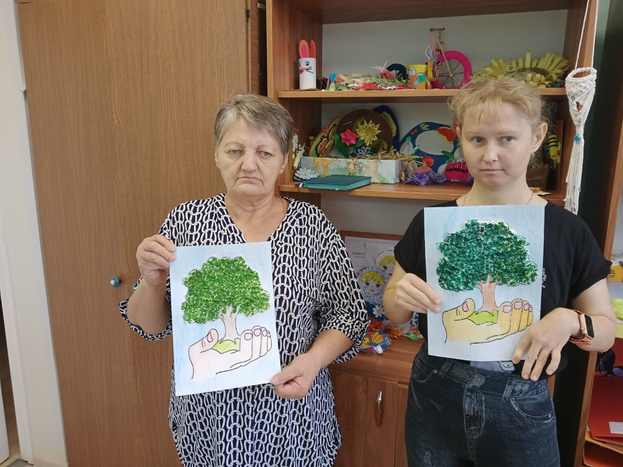 В рамках акции "Зеленая Россия" в социально-реабилитационной службе получатели социальных услуг изготовили аппликацию "Дерево в ладони", используя технику сжатия салфеток.