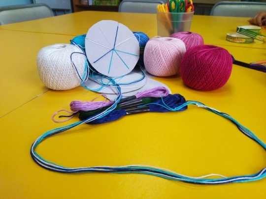 Девчонки волонтерского отряда "Новое поколение" создают браслеты дружбы: символы единства и тепла.