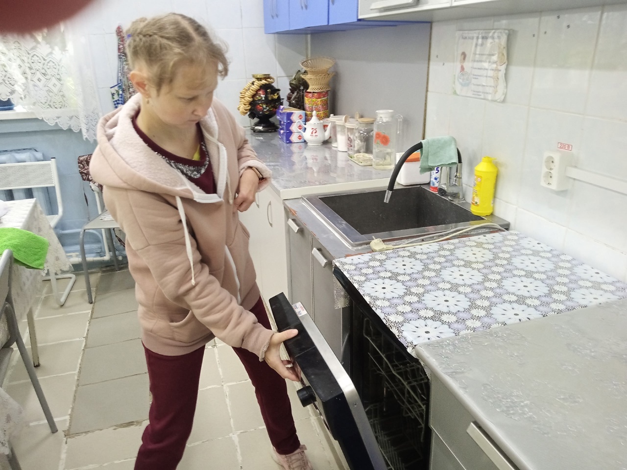 В рамках работы по «сопровождаемому проживанию» продолжаются занятия по технике безопасности и правилам пользования бытовой техникой. Получатели услуг успешно освоили навыки использования стиральной машины и посудомоечной машины.