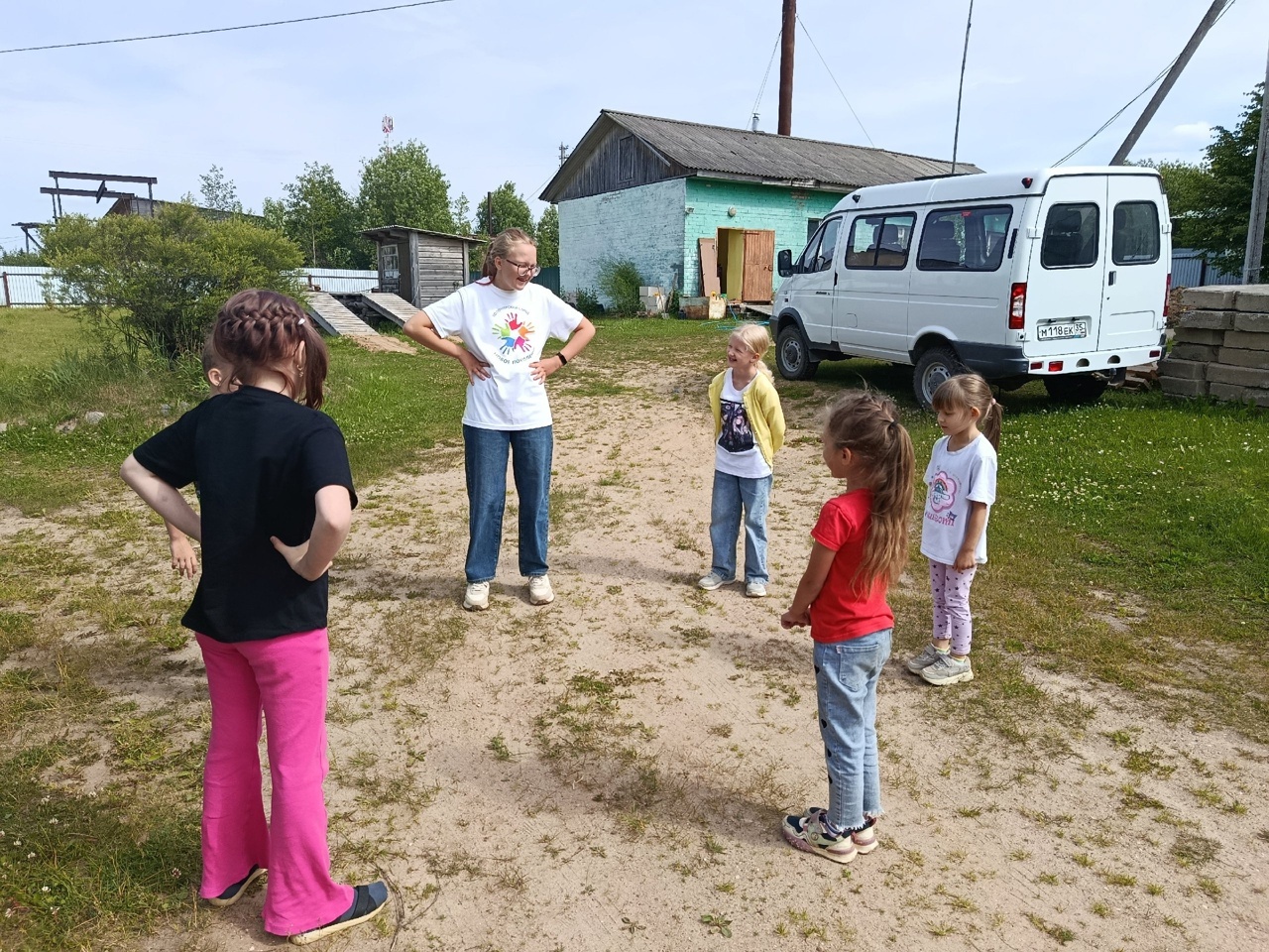 Вновь волонтер, Мария, отряда "Новое поколение", проявила инициативу и провела зарядку для ребят, посещающих Площадку детства