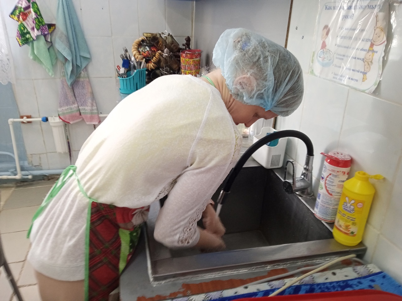 В рамках программы сопровождаемого проживания в социальной реабилитации продолжается цикл занятий, направленных на обучение навыкам самообслуживания и поведения в быту.