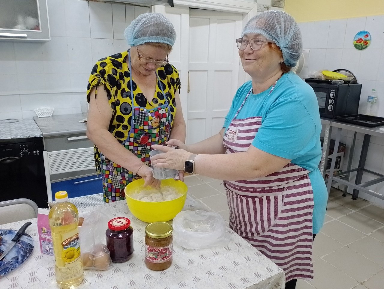 День знаний со вкусом добра: «серебряные» волонтеры поздравили детей с началом учебного года