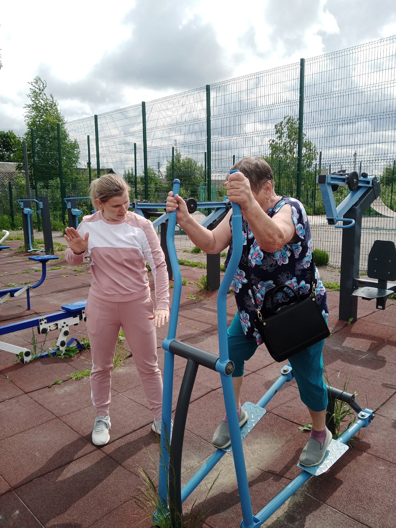 В рамках программы по реабилитации "Адаптивная физическая культура для граждан пожилого возраста и инвалидов", получатели социальных услуг каждую среду посещают спортивную школу "Фокус". 