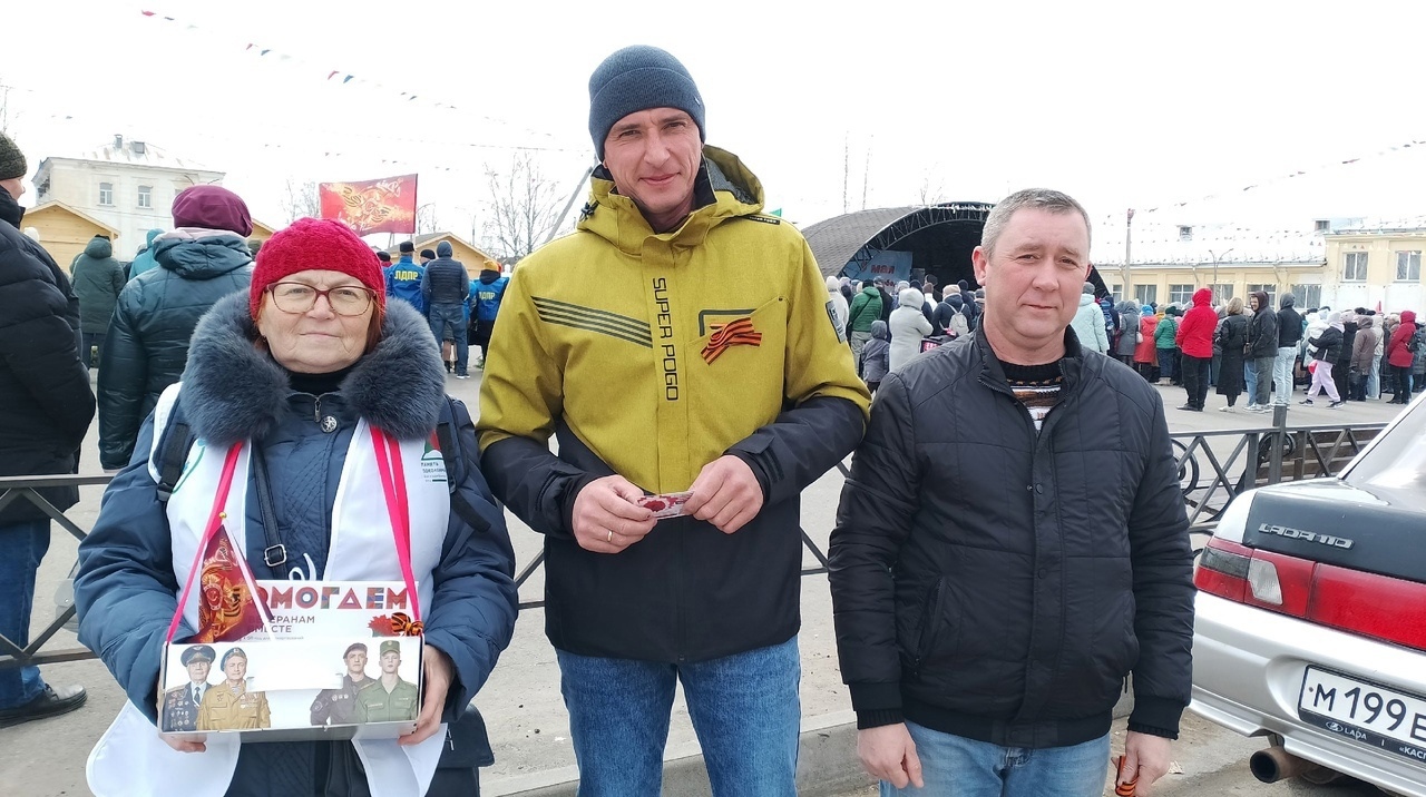 Жители села и гости округа присоединились к Всероссийской благотворительной акции "Красная гвоздика".