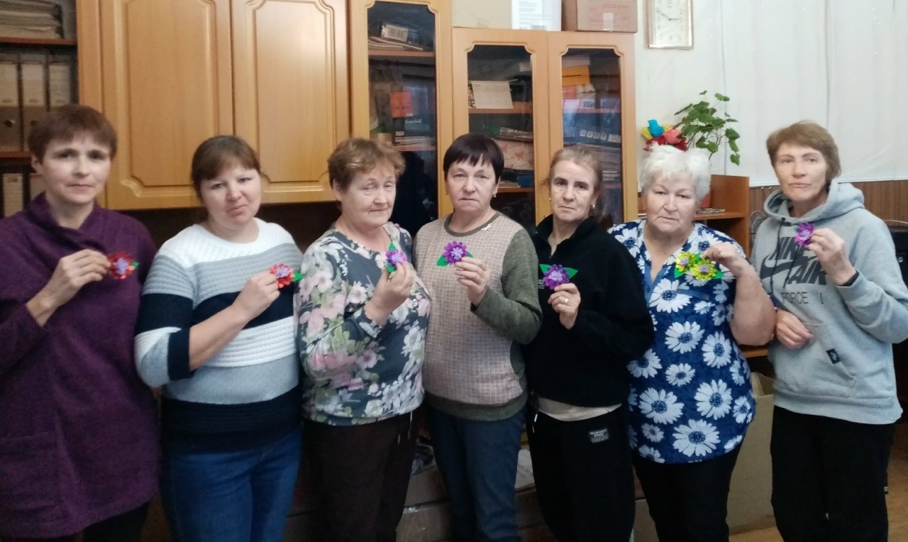 В преддверии Дня Матери в центре активного долголетия «Забота» территориального сектора «Подболотный» прошёл мастер-класс по созданию брошей.