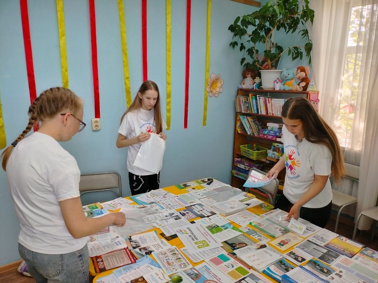 В рамках Всероссийской акции «Добровольцы-детям» волонтерский отряд "Новое поколение" проводит подготовку к областной акции "Курьеры безопасности".