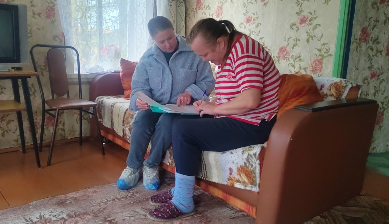 Согласно плана-графика 8 октября специалисты отделения срочного социального обслуживания в составе мобильной бригады выехали в п. Зайчики Бабушкинского муниципального округа.