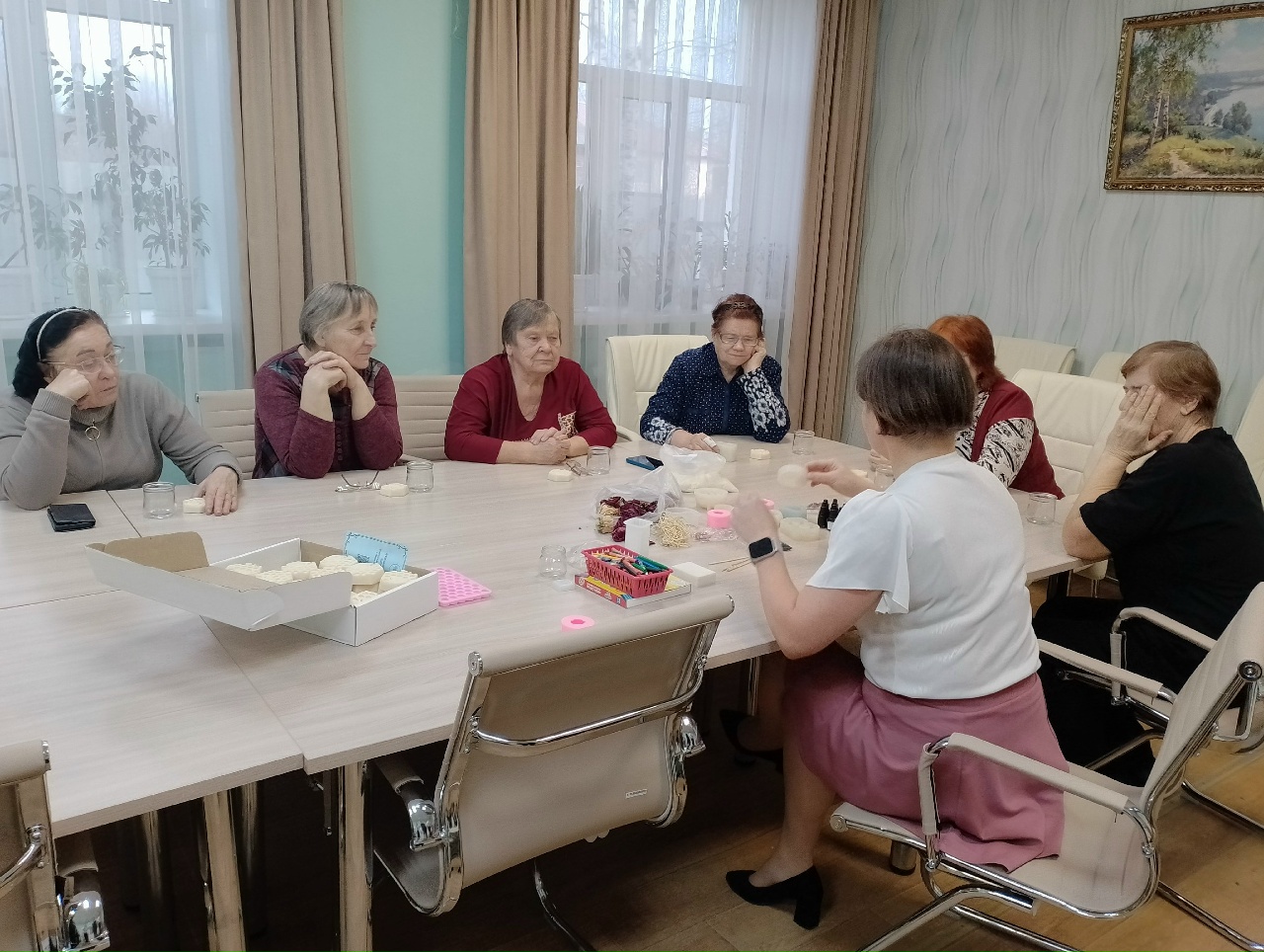 В центре активного долголетия прошел мастер-класс по изготовлению свечей