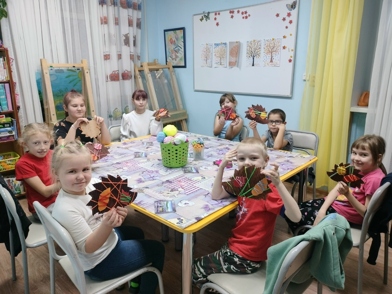 Ежи из картона и ниток — весело и полезно!