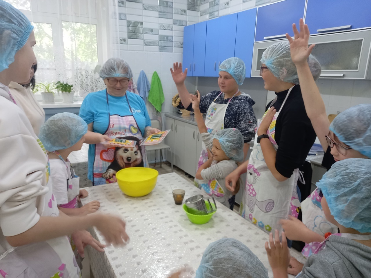 В рамках реализации практики «Испекла нам бабушка» «серебряный» наставник Вера Николаевна Вольф провела для детей, посещающих площадку детства, мастер-класс по приготовлению «сосисок в тесте» - излюбленной детской выпечки.