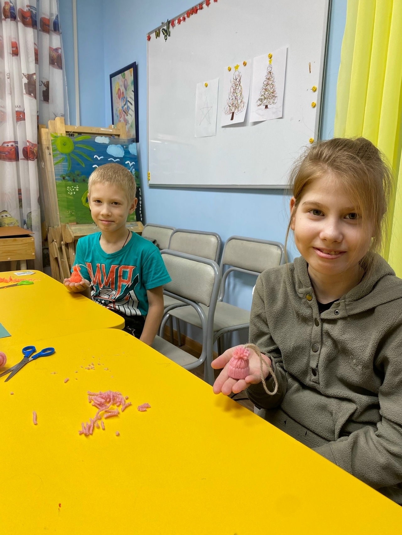 В творческой мастерской отделения по работе с семьей и детьми прошло занятие по созданию игрушечных гномов.