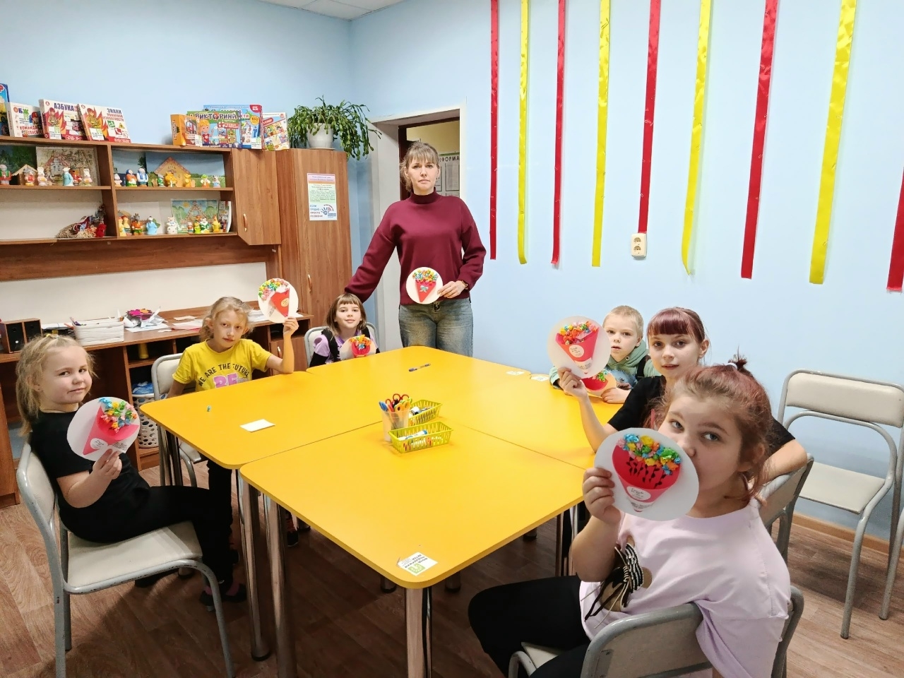 в преддверии Дня Матери, в группе кратковременного присмотра прошел мастер-класс по изготовлению открыток для любимых мамочек.