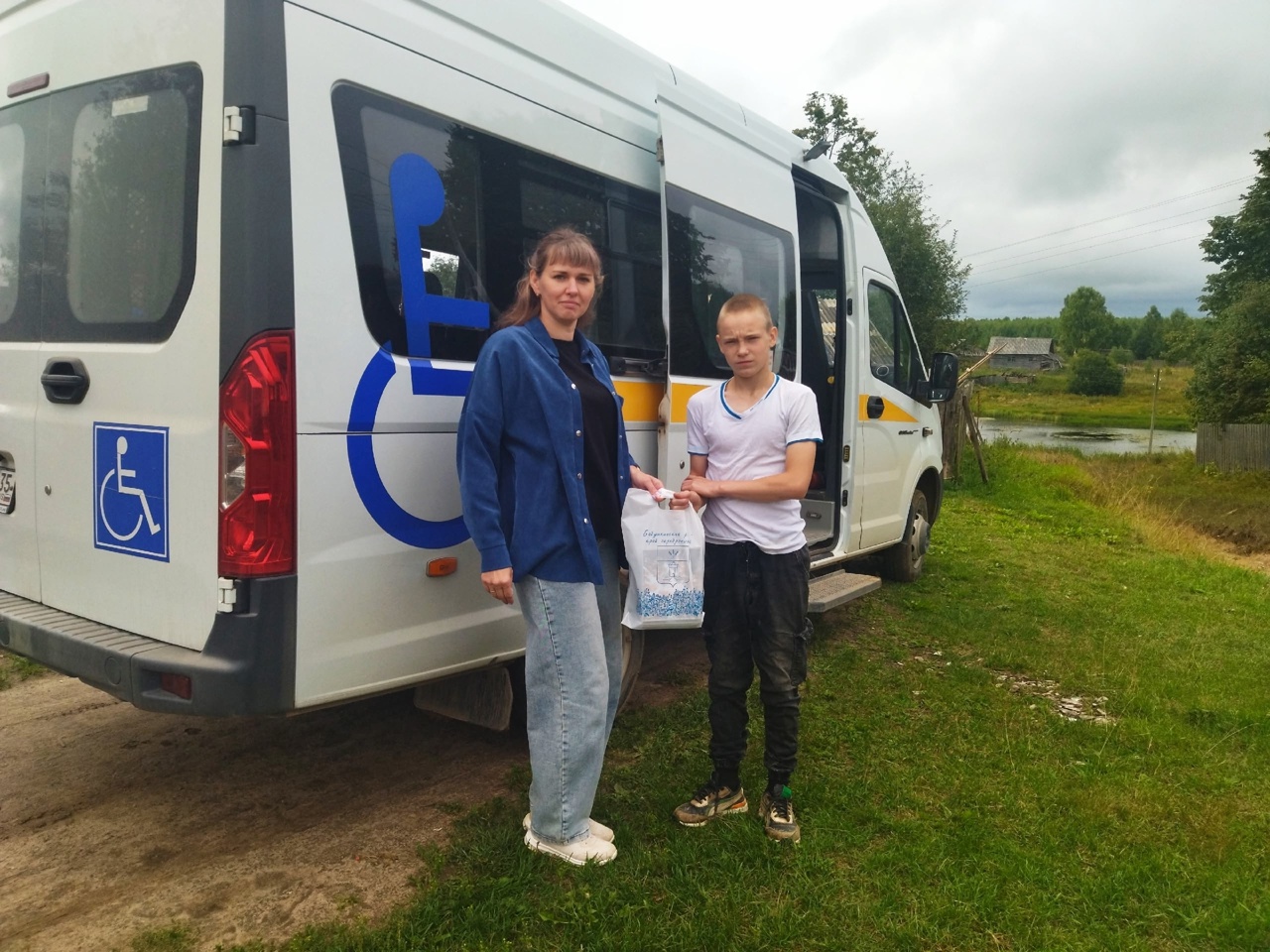 Вручение канцелярских принадлежностей в рамках Областной межведомственной комплексной профилактической операции "Подросток"