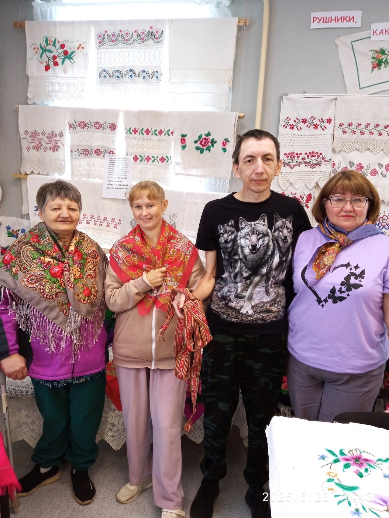 23.06.2025 социально-реабилитационная служба КЦСОН Бабушкинского района посетили Центр общения старшего поколения «Вдохновение» выставку рушников и головных уборов.