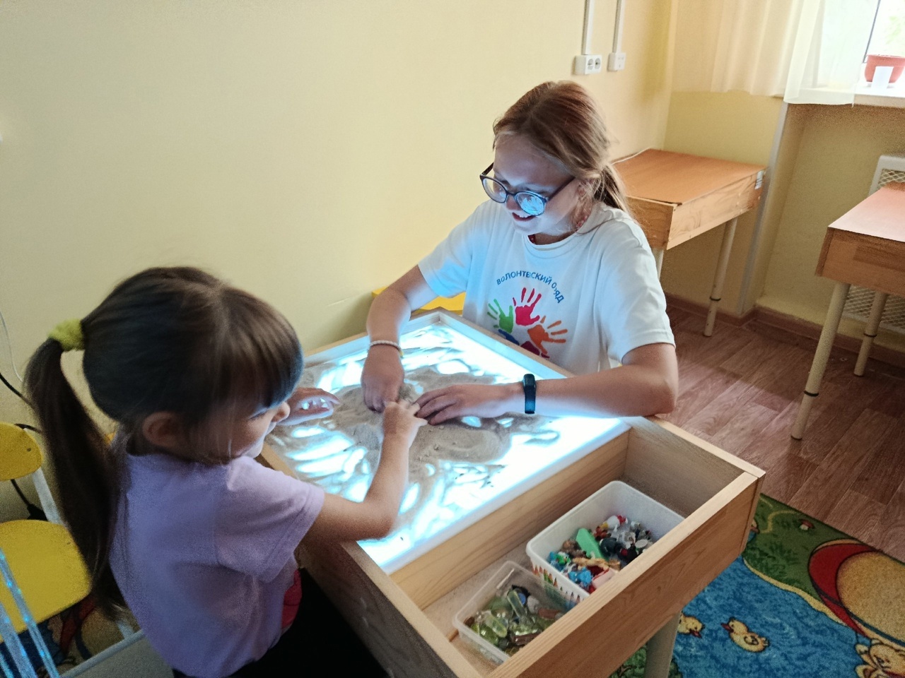 Волонтер отряда "Новое поколение" провела занятие за песочным столом и этим она помогает другим детям раскрывать творческий потенциал и развивать мелкую моторику!