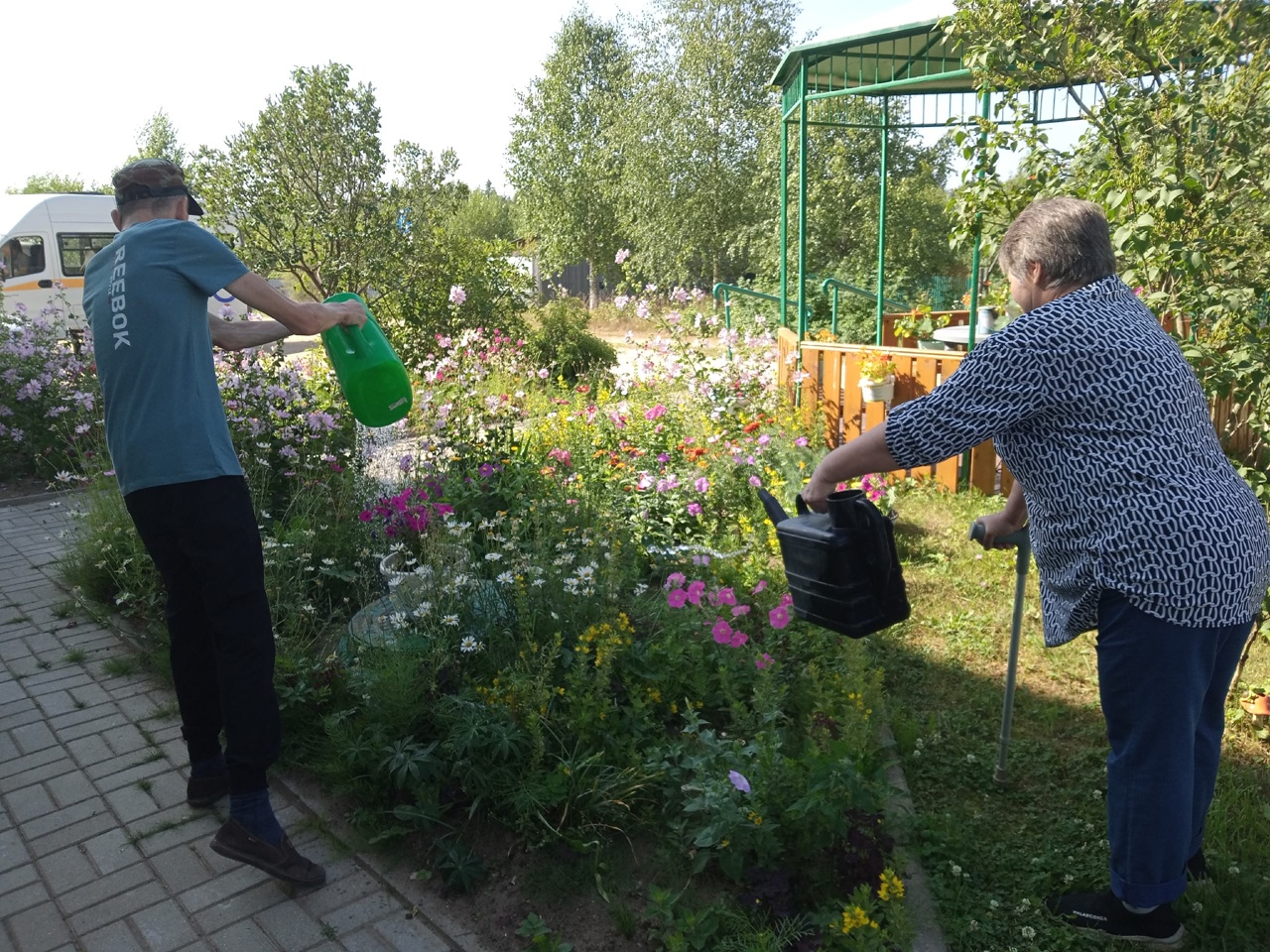 Для получателей социальных услуг в рамках программы "Гарденотерапия" было проведено мероприятие на открытом воздухе.