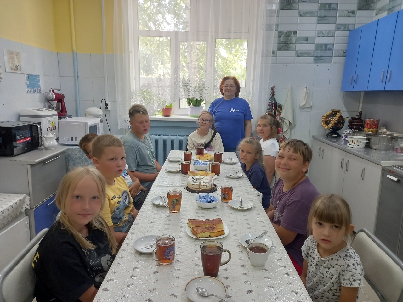 Для детей, посещающих Площадку детства в комплексном центре, «серебряный» наставник Вера Николаевна Вольф, провела мастер-класс по приготовлению пирога «Манник».